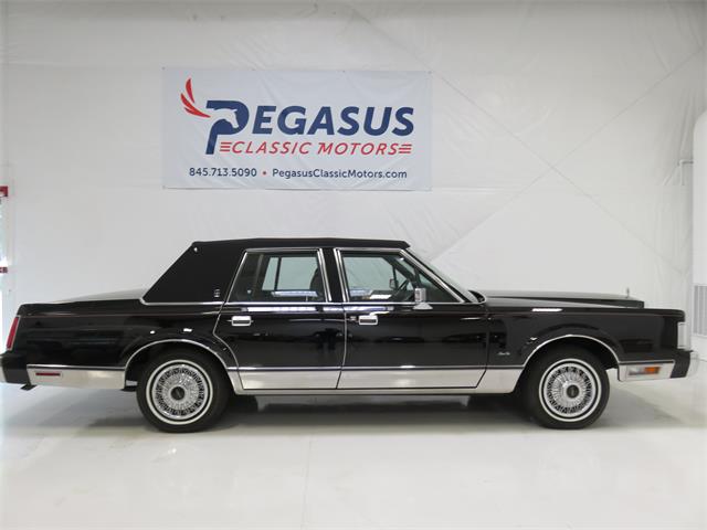 1986 Lincoln Town Car (CC-1096489) for sale in Walden, New York