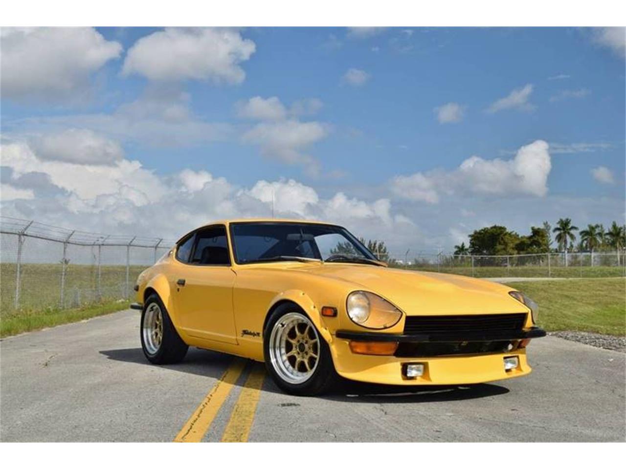 Datsun 240z Р¶С‘Р»С‚С‹Р№