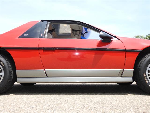 File:1985 Pontiac Fiero GT front right.jpg - Wikimedia Commons