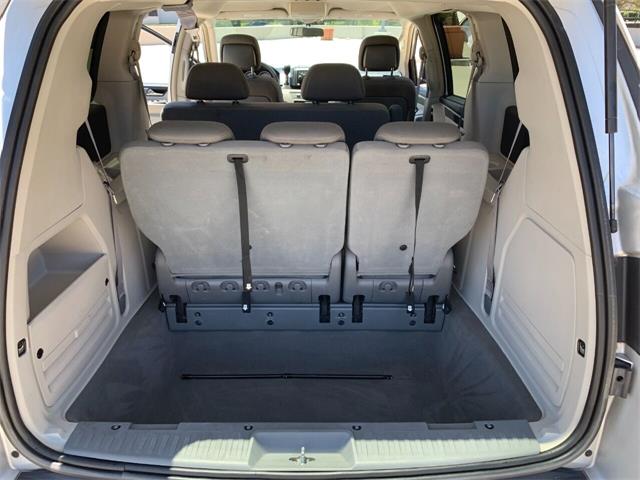 2010 Volkswagen Routan (CC-1487541) for sale in Thousand Oaks, California