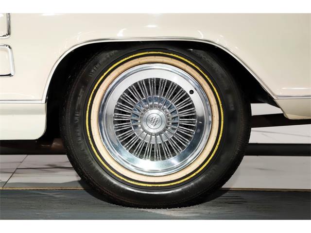 Tire treatment with white walls - Buick Riviera - Antique