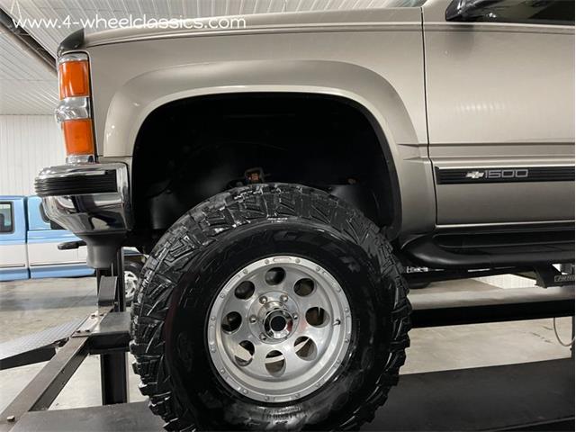 1999 Chevrolet Suburban (CC-1655455) for sale in Holland , Michigan