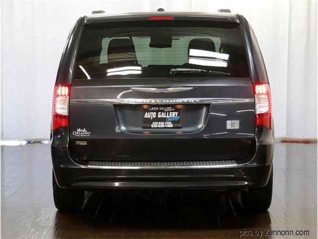 2013 Chrysler Town & Country (CC-1718818) for sale in Addison, Illinois