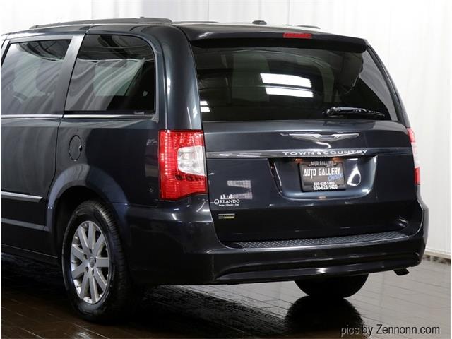 2013 Chrysler Town & Country (CC-1718818) for sale in Addison, Illinois