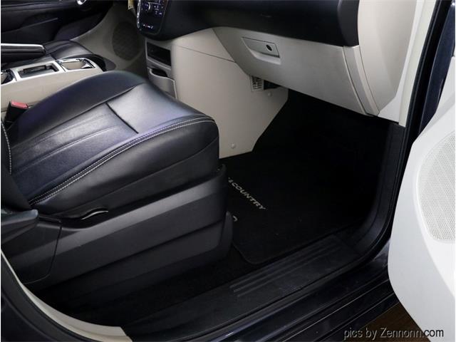 2013 Chrysler Town & Country (CC-1718818) for sale in Addison, Illinois