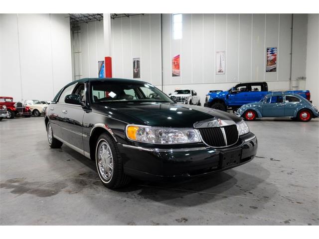 2002 Lincoln Town Car (CC-1774139) for sale in Kentwood, Michigan