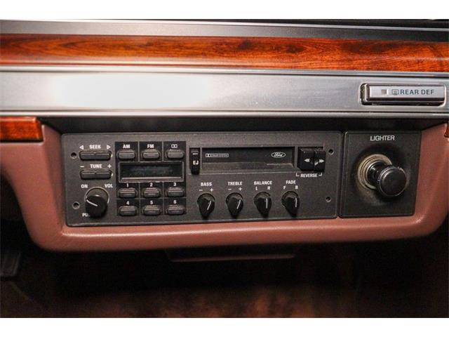 El Ford Crown Victoria, el último coche que se venda con reproductor de  cassette