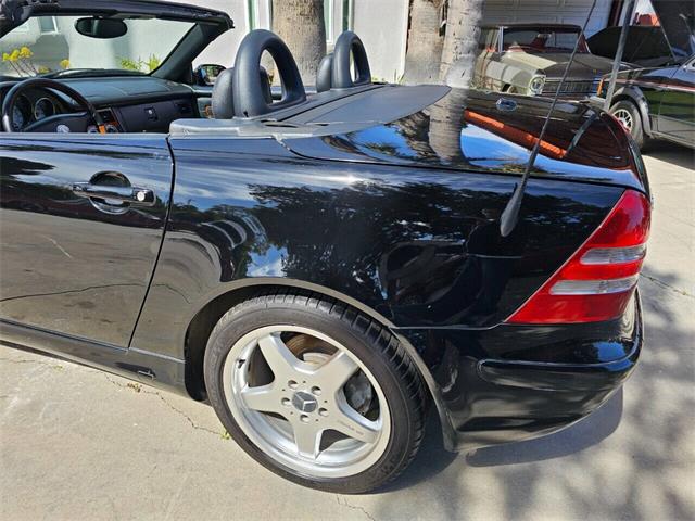 2004 Mercedes-Benz SLK-Class (CC-1832933) for sale in Woodland Hills, California