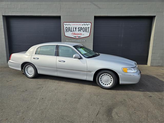 2001 Lincoln Town Car (CC-1860090) for sale in Canton, Ohio