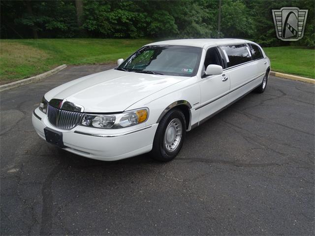 2001 Lincoln Town Car (CC-1876375) for sale in O'Fallon, Illinois