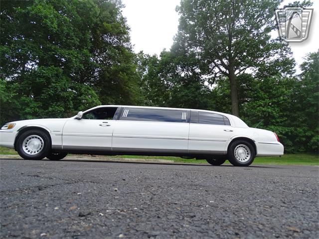2001 Lincoln Town Car (CC-1876375) for sale in O'Fallon, Illinois