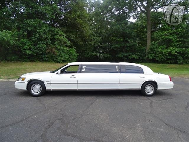 2001 Lincoln Town Car (CC-1876375) for sale in O'Fallon, Illinois
