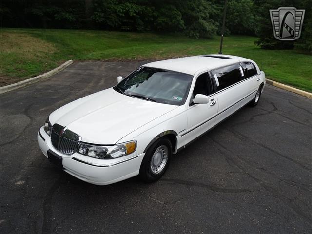 2001 Lincoln Town Car (CC-1876375) for sale in O'Fallon, Illinois