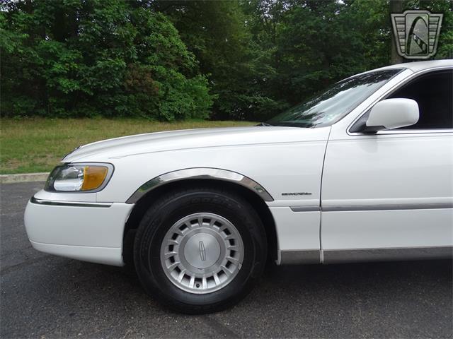 2001 Lincoln Town Car (CC-1876375) for sale in O'Fallon, Illinois