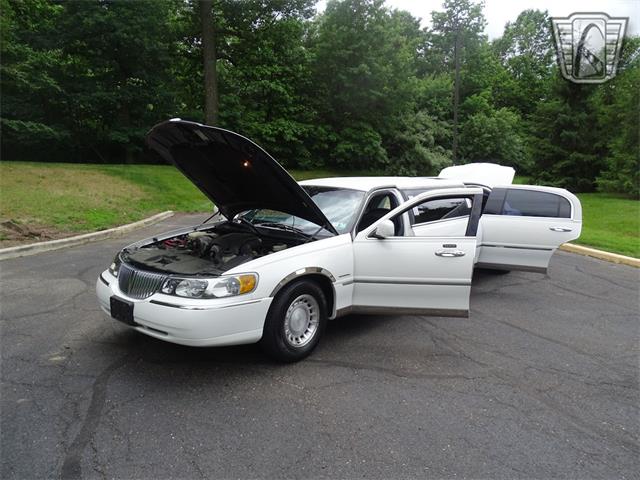 2001 Lincoln Town Car (CC-1876375) for sale in O'Fallon, Illinois