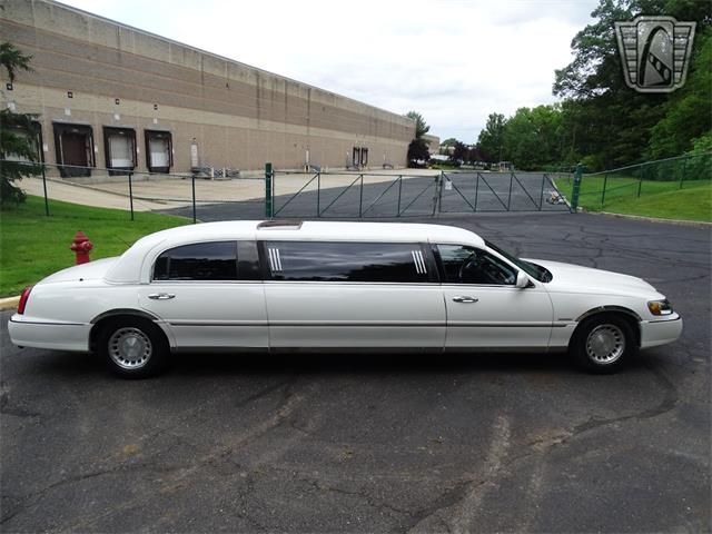 2001 Lincoln Town Car (CC-1876375) for sale in O'Fallon, Illinois