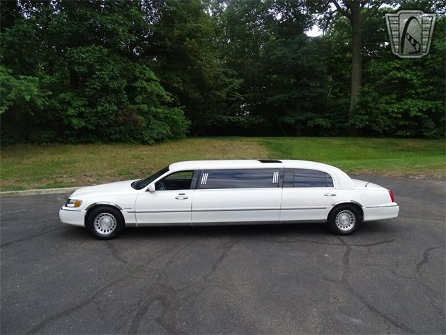 2001 Lincoln Town Car (CC-1876375) for sale in O'Fallon, Illinois