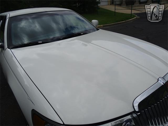 2001 Lincoln Town Car (CC-1876375) for sale in O'Fallon, Illinois