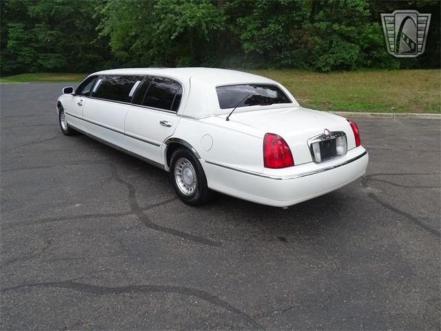 2001 Lincoln Town Car (CC-1876375) for sale in O'Fallon, Illinois