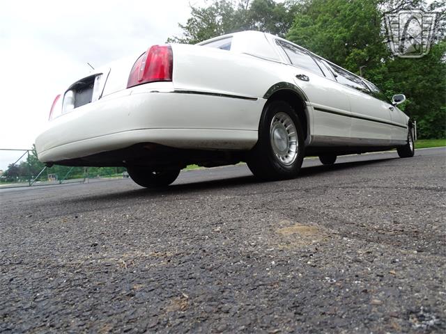 2001 Lincoln Town Car (CC-1876375) for sale in O'Fallon, Illinois
