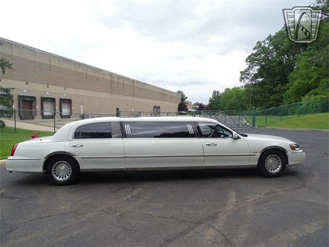 2001 Lincoln Town Car (CC-1876375) for sale in O'Fallon, Illinois