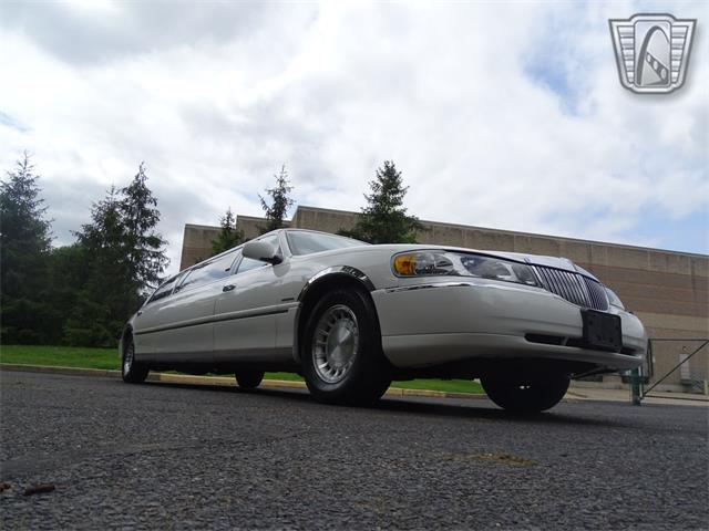 2001 Lincoln Town Car (CC-1876375) for sale in O'Fallon, Illinois