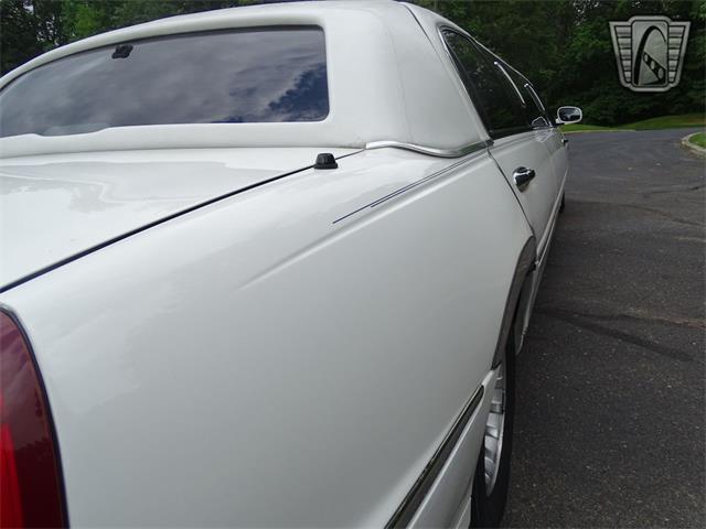 2001 Lincoln Town Car (CC-1876375) for sale in O'Fallon, Illinois