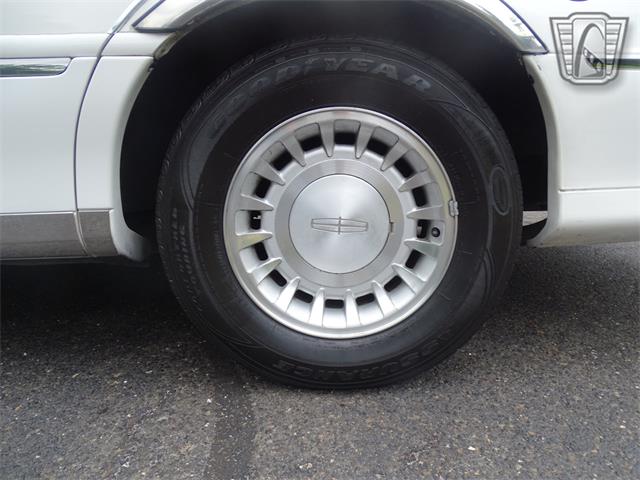 2001 Lincoln Town Car (CC-1876375) for sale in O'Fallon, Illinois