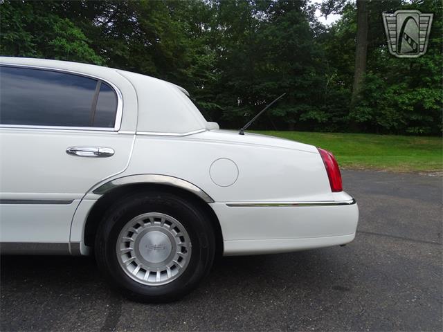 2001 Lincoln Town Car (CC-1876375) for sale in O'Fallon, Illinois