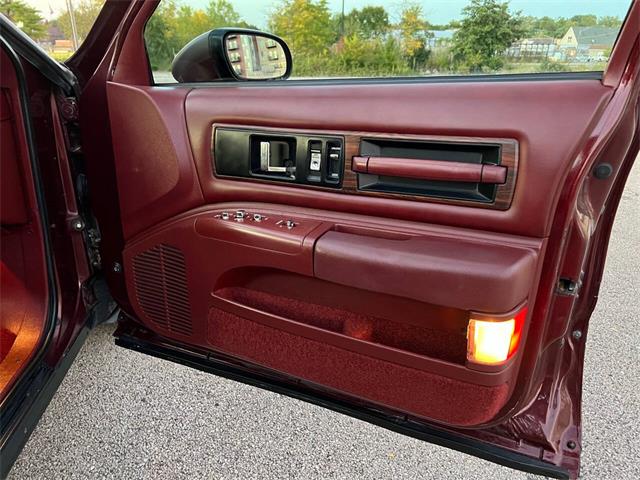 1992 Oldsmobile Custom Cruiser (CC-1893876) for sale in Arlington Heights, Illinois