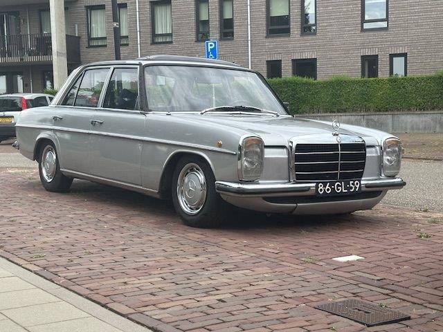 1975 Mercedes-Benz 200 (CC-1929426) for sale in Glendale, California