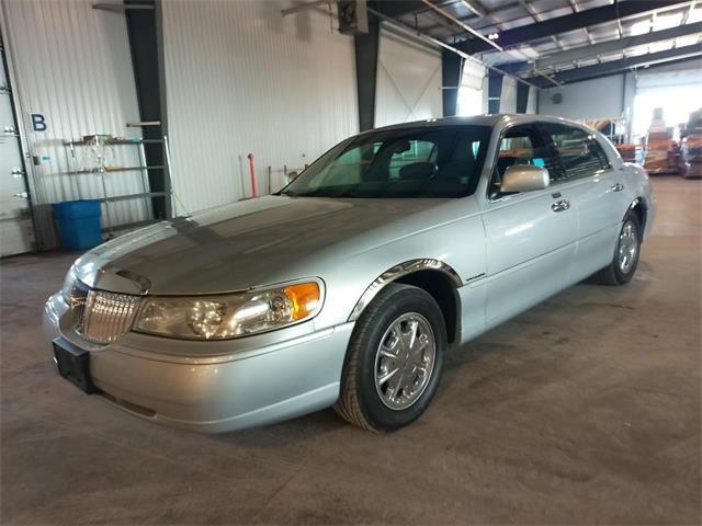 1999 Lincoln Town Car (CC-2069381) for sale in Trenton, Ontario