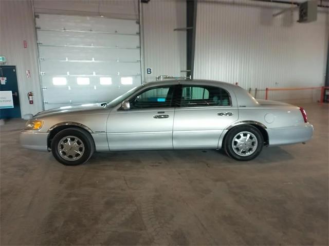 1999 Lincoln Town Car (CC-2069381) for sale in Trenton, Ontario