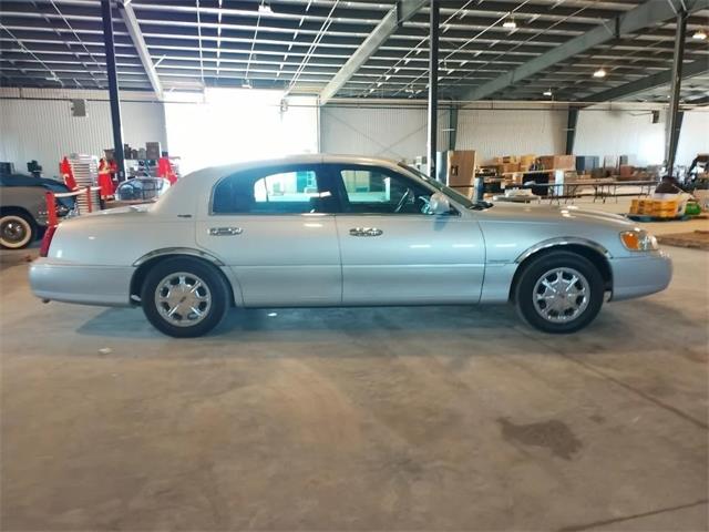 1999 Lincoln Town Car (CC-2069381) for sale in Trenton, Ontario