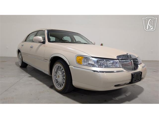 2001 Lincoln Town Car (CC-2071975) for sale in Caledonia, Wisconsin