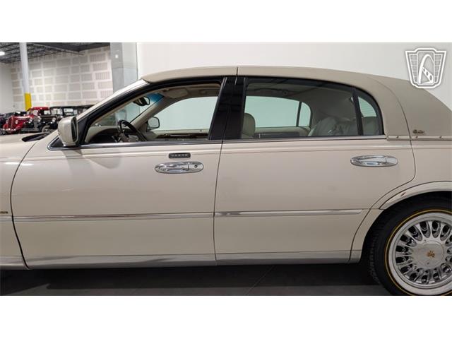 2001 Lincoln Town Car (CC-2071975) for sale in Caledonia, Wisconsin