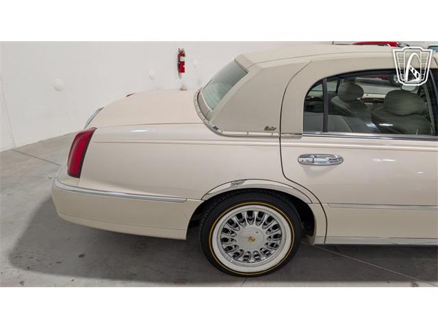 2001 Lincoln Town Car (CC-2071975) for sale in Caledonia, Wisconsin