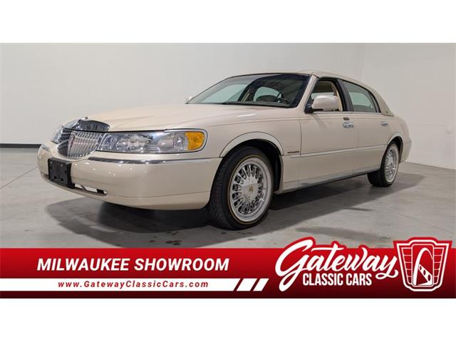 2001 Lincoln Town Car (CC-2071975) for sale in Caledonia, Wisconsin
