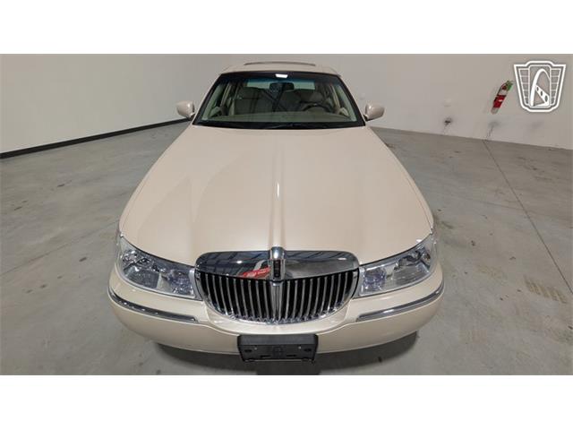 2001 Lincoln Town Car (CC-2071975) for sale in Caledonia, Wisconsin