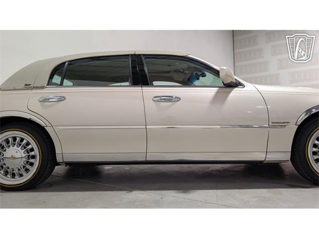 2001 Lincoln Town Car (CC-2071975) for sale in Caledonia, Wisconsin