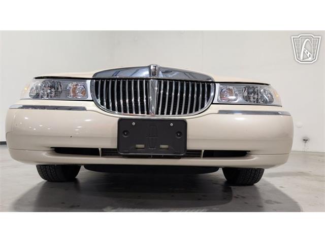 2001 Lincoln Town Car (CC-2071975) for sale in Caledonia, Wisconsin