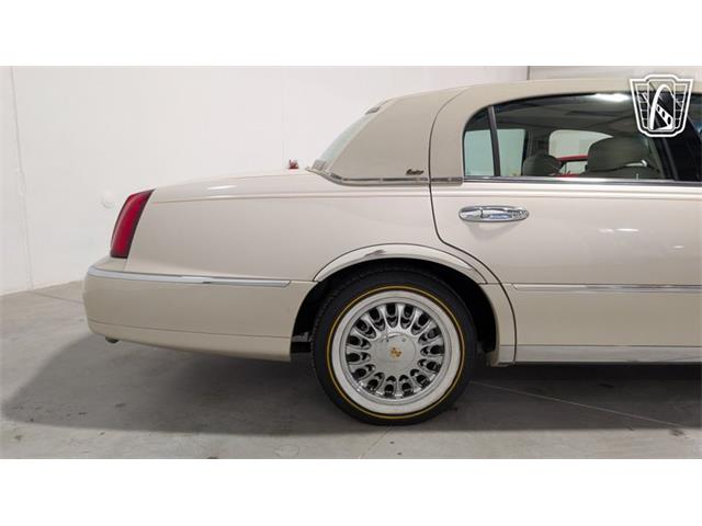 2001 Lincoln Town Car (CC-2071975) for sale in Caledonia, Wisconsin