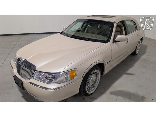 2001 Lincoln Town Car (CC-2071975) for sale in Caledonia, Wisconsin