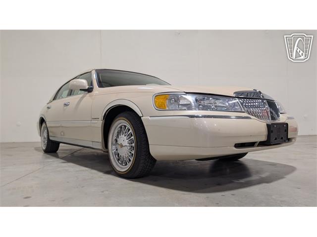 2001 Lincoln Town Car (CC-2071975) for sale in Caledonia, Wisconsin