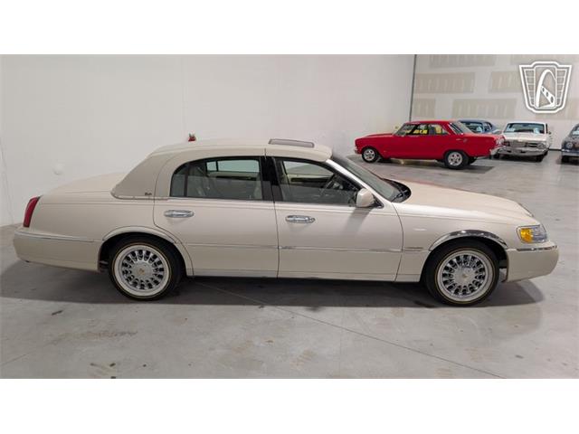 2001 Lincoln Town Car (CC-2071975) for sale in Caledonia, Wisconsin