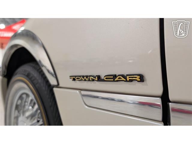 2001 Lincoln Town Car (CC-2071975) for sale in Caledonia, Wisconsin