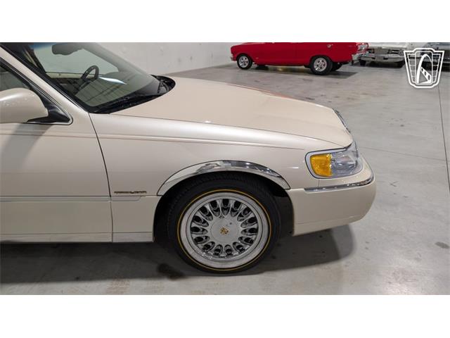 2001 Lincoln Town Car (CC-2071975) for sale in Caledonia, Wisconsin