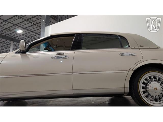 2001 Lincoln Town Car (CC-2071975) for sale in Caledonia, Wisconsin