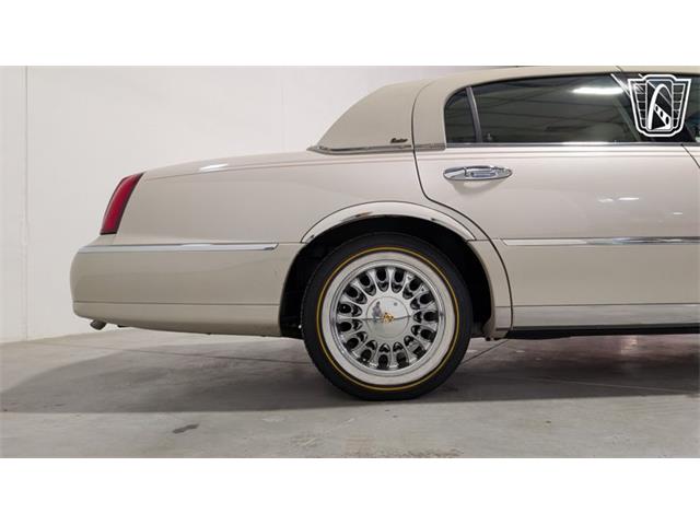 2001 Lincoln Town Car (CC-2071975) for sale in Caledonia, Wisconsin
