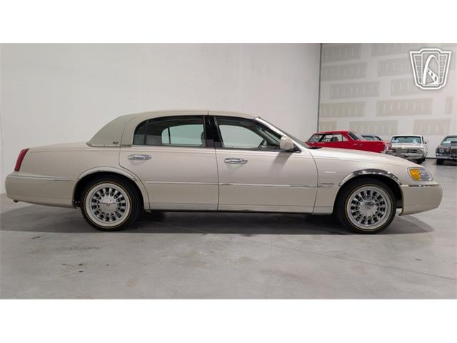 2001 Lincoln Town Car (CC-2071975) for sale in Caledonia, Wisconsin